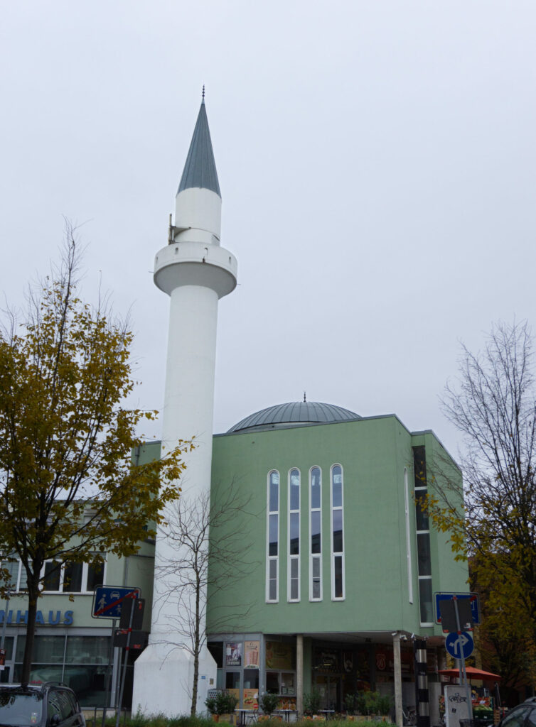 Auf dem Bild sieht man die Mevlana Moschee, um die es im Text geht.