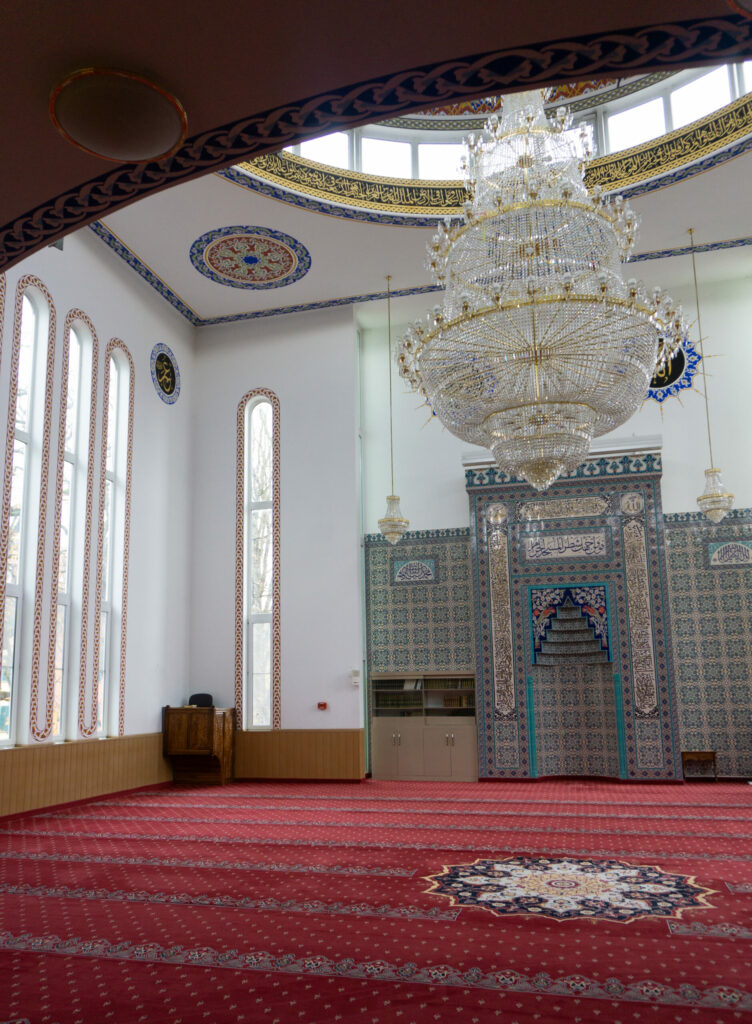 Das Bild zeigt den Gebetsraum der Moschee, der im Text beschrieben wird.